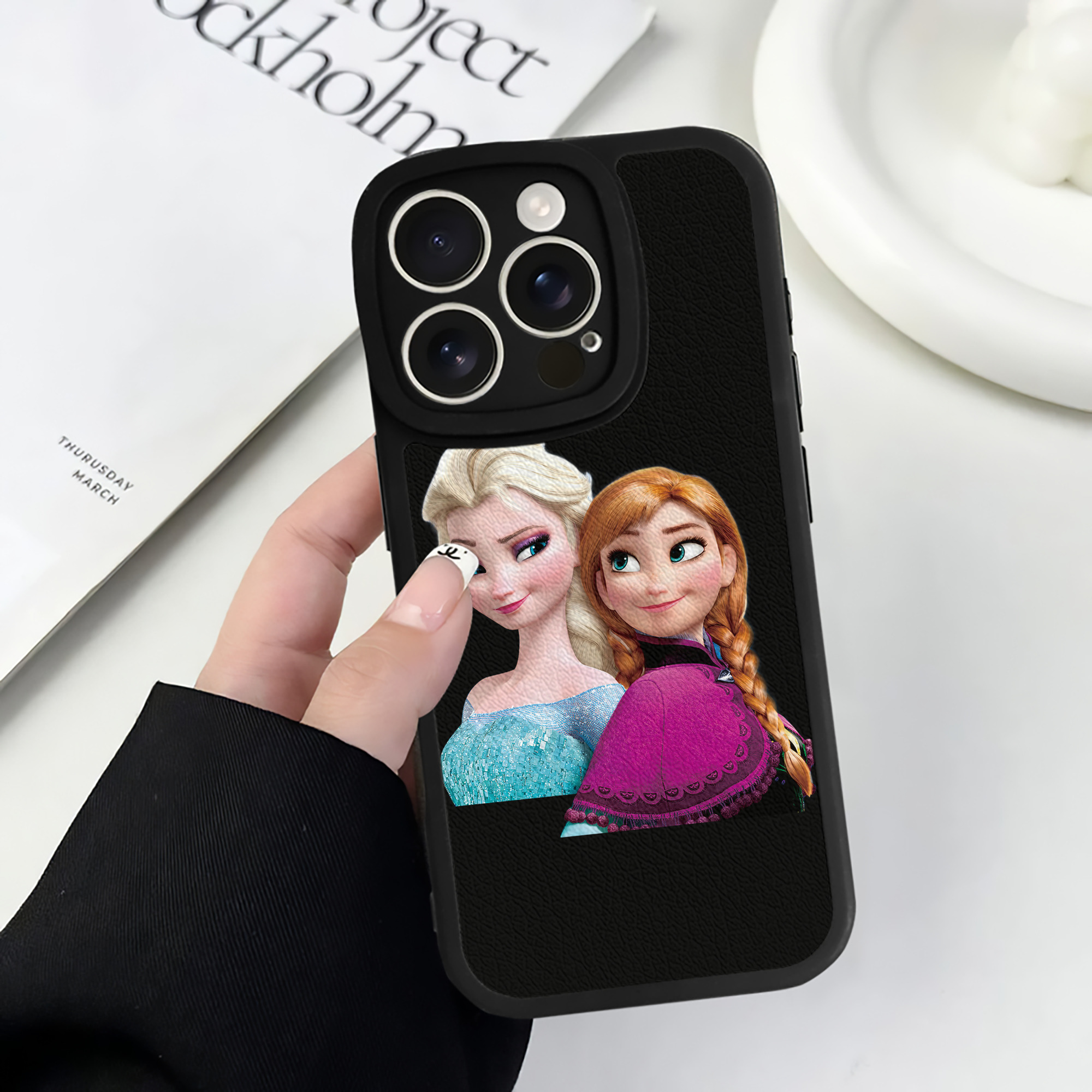 （画像用） アナと雪の女王 アンナ エルサ Frozen Anna Elsa 【iPhone 16シリーズ対応】シリコンスマホケース（レザー調） 材質：シリコン